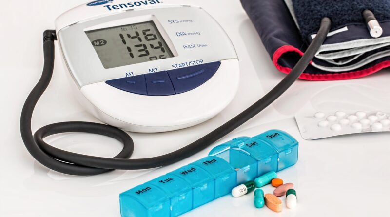 high blood pressure in hindi, high bp symptoms in hindi, high blood pressure ke lakshan, high bp ke karan, bp kaise control kare, high blood pressure treatment in hindi, blood pressure control tips, hypertension in hindi, high bp mein kya kare, normal blood pressure
